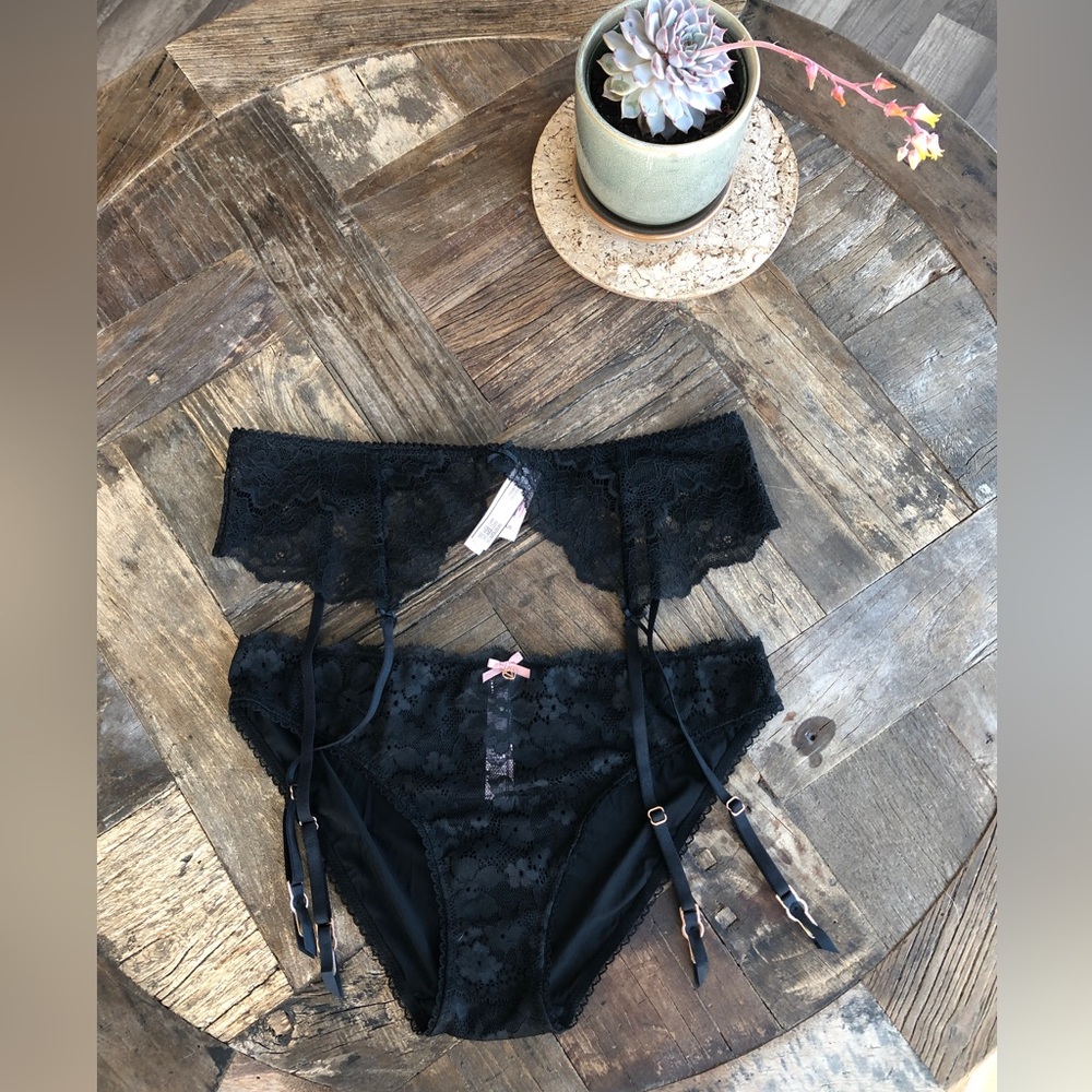 Victoria’s Secret Pantie Garter Set Large